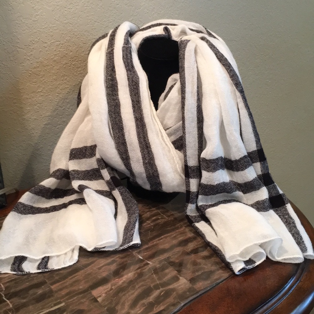 NWOT black and white scarf